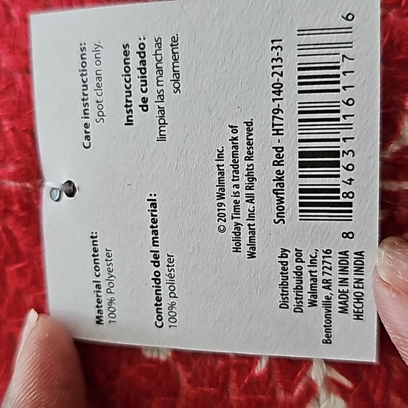 Set of 8 Holiday Ti m e snowflake red round placemats. - Picture 3 of 3